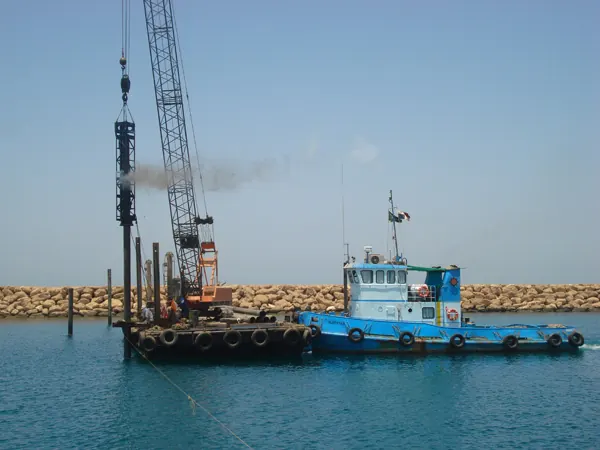 قارب قطر ومنصة دق خوازيق في الماء