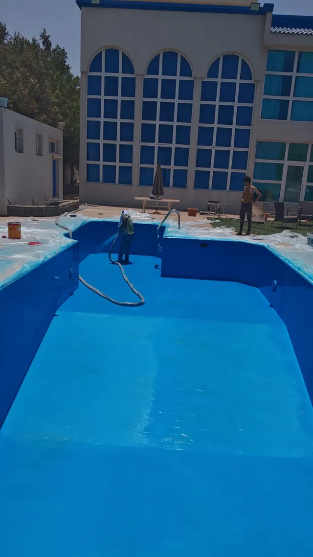 مسبح بعد تطبيق طبقة البولي يوريا الزرقاء