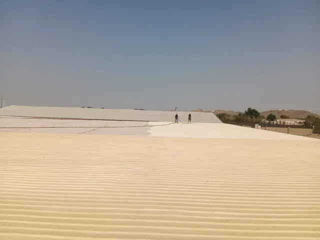 سطح معدني مغطى بطبقة عزل بالرش